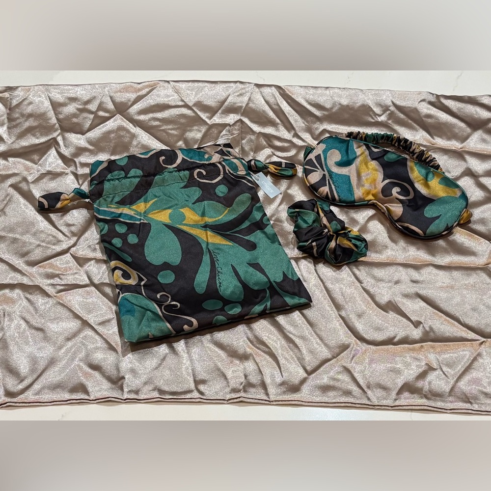 CHICO'S POUCH, EYE MASK, PILOW CASE, HAIR SCRUNCHIE SILKY SATIN SET NEW NWT - Picture 2 of 3